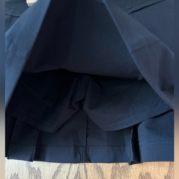 Annika by Cutter & Buck Sz 8 Black Golf Skort - Picture 3 of 5